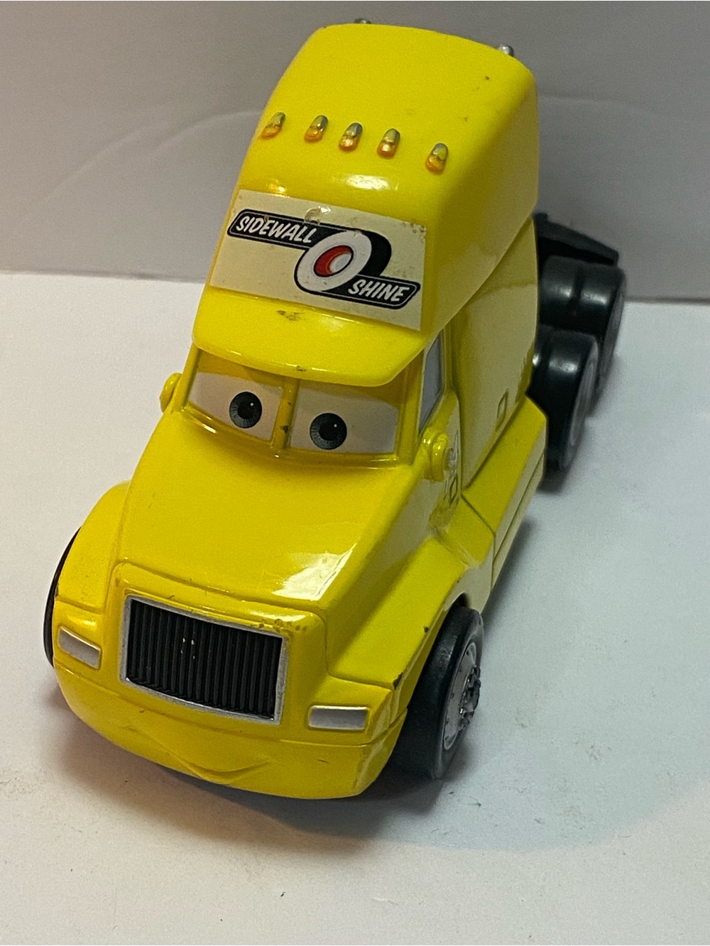 Disney cars the movie die-cast 1:55 sidewall o shine semi truck